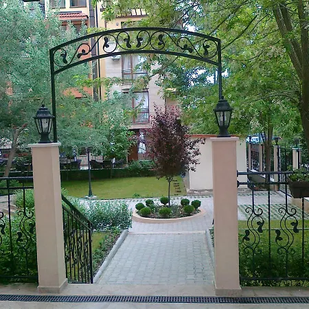 Seasons 3 Apartmanhotel 2*